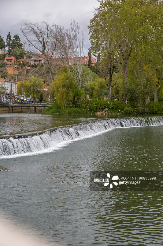 葡萄牙托马尔的公共公园湖上的小瀑布图片素材