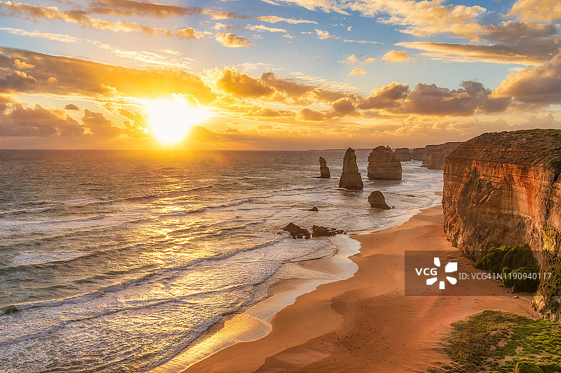 在澳大利亚维多利亚州的12使徒海洋国家公园，日落时分，在多云的天空下的美丽海景图片素材