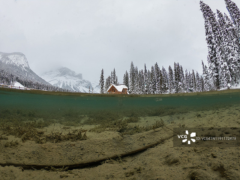 半水下拍摄的翡翠湖与小屋在Yoho国家公园，不列颠哥伦比亚省，加拿大图片素材