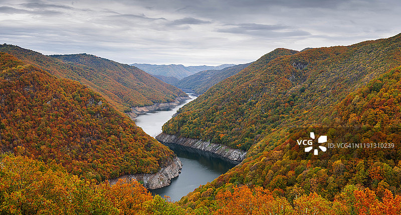 秋季河流全景图片素材