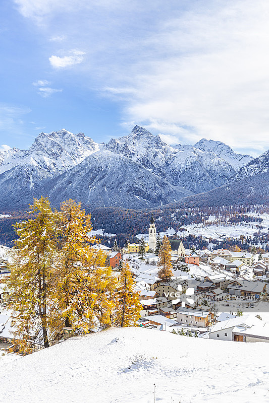 在高山的村庄里，秋天被新鲜的雪染成了色彩。图片素材