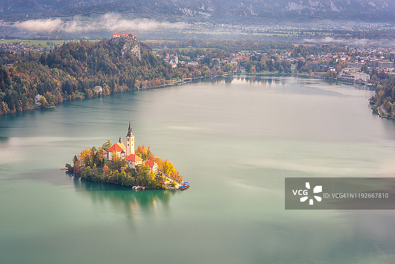 斯洛文尼亚著名的高山布莱德湖(Blejsko jezero)，令人惊叹的秋天风景。鸟瞰图图片素材