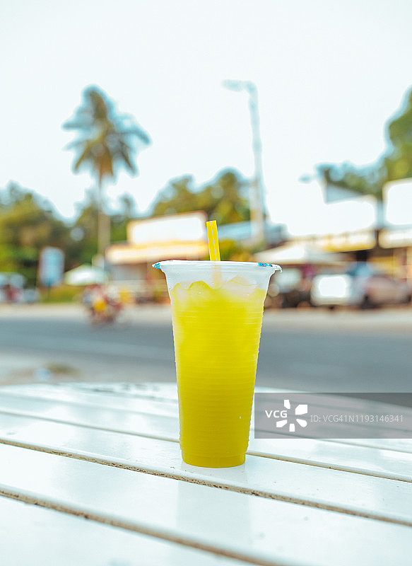 亚洲街头的甘蔗鲜汁图片素材