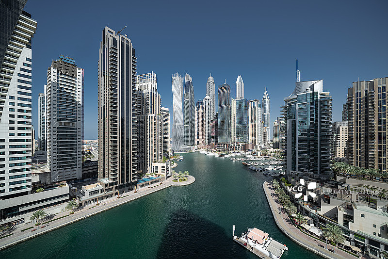迪拜码头的现代摩天大楼和城市天际线。图片素材