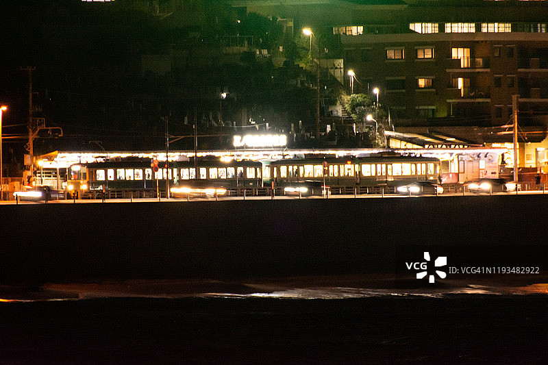 日本神奈川县镰仓市海上行驶的当地火车图片素材