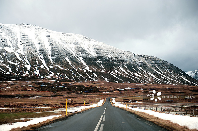 冰岛北部Siglufjörður附近的山路图片素材