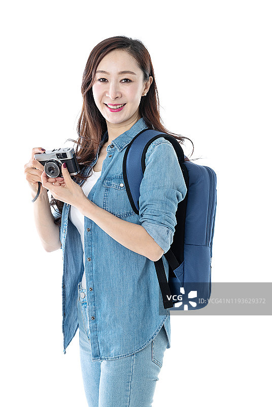 一名女性游客拿着一台老式照相机，背景是白色图片素材