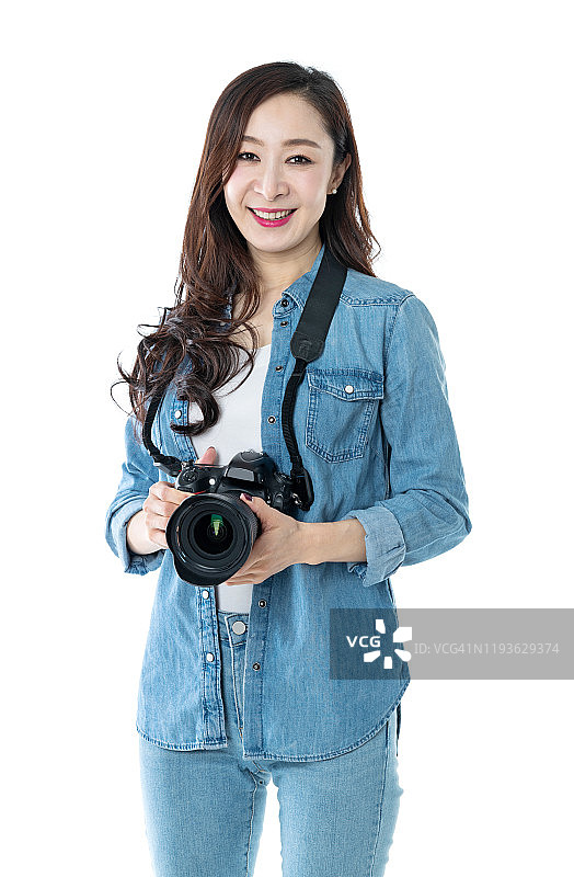 女人拿着专业数码相机在白色背景图片素材