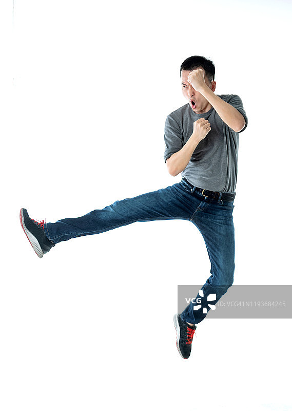 男人踢在白色的背景图片素材