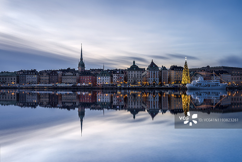 圣诞期间斯德哥尔摩老城的冬季景观，斯德哥尔摩港口的日落景观和大圣诞树图片素材