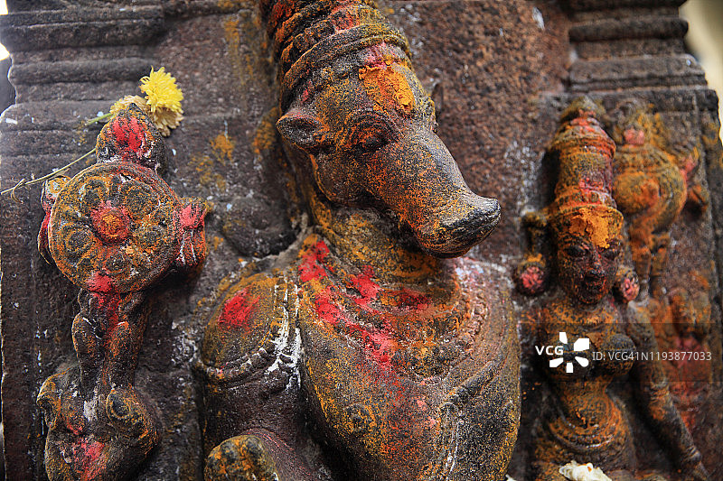 印度泰米尔纳德邦，坎奇普拉姆，Varadharaja Perumal寺庙墙上的印度教神雕像图片素材