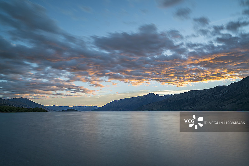 日落时分的瓦卡蒂普湖，格伦诺奇，新西兰。图片素材