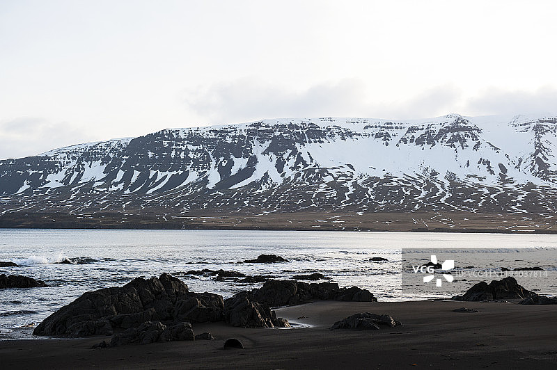 冰岛东北部Vopnafjordur的海滩和雪山图片素材