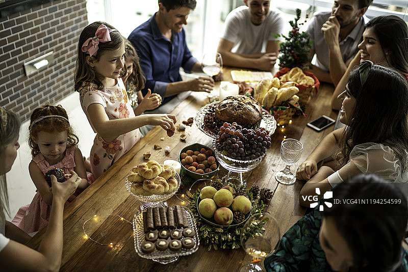 圣诞节全家围坐在餐桌旁图片素材