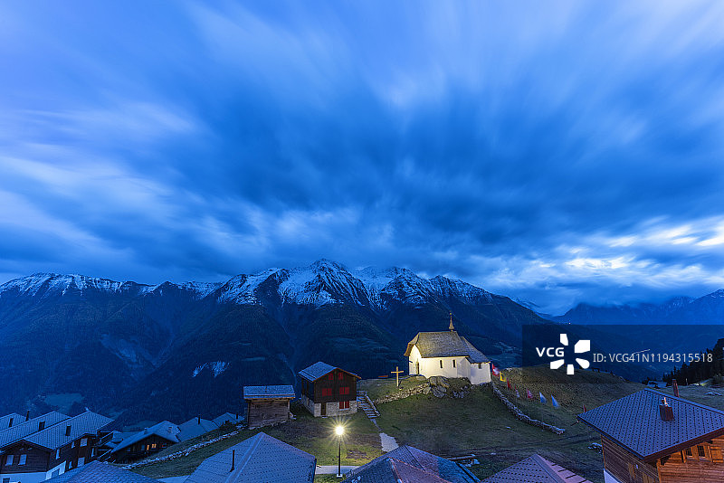 瑞士瓦莱的阿尔卑斯山村庄贝特梅拉普的黄昏图片素材