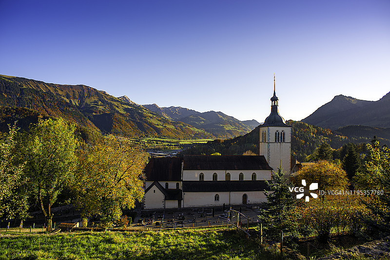 圣Théodule教堂Gruyères在秋天被瑞士阿尔卑斯山包围图片素材