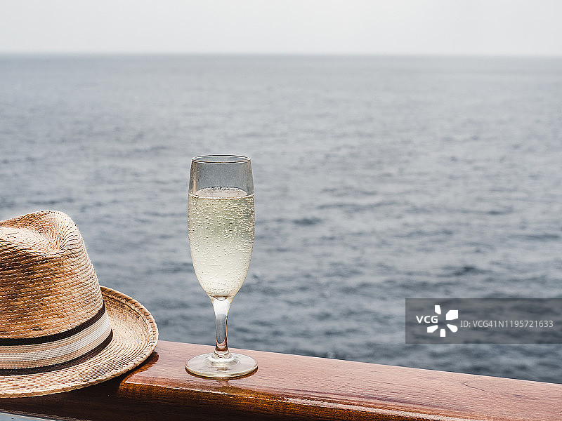 露天甲板上放着漂亮的香槟酒杯图片素材