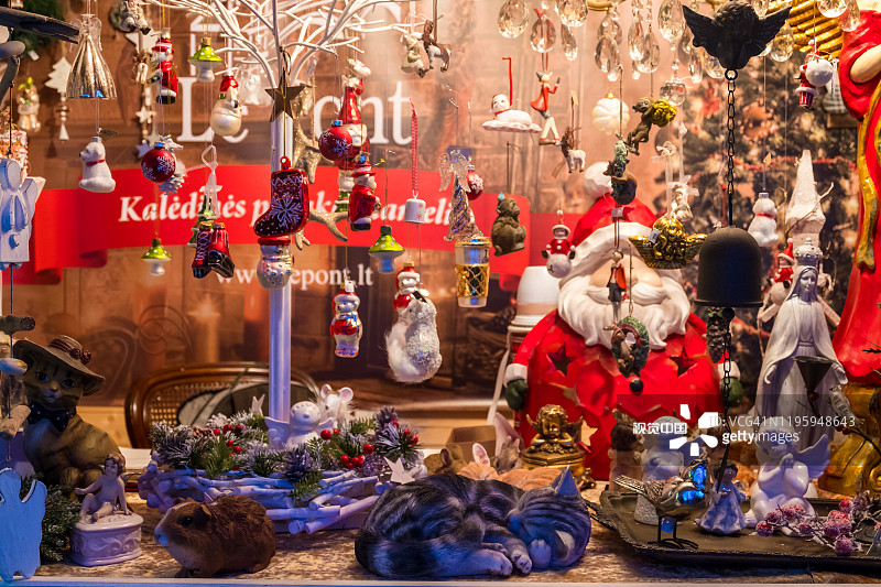 各种圣诞树装饰和礼物纪念品在维尔纽斯圣诞集市的一个摊位上图片素材