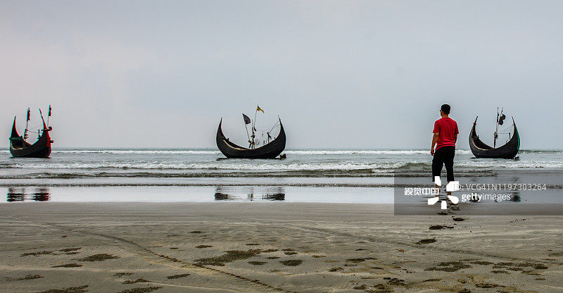 在孟加拉国考克斯的巴扎尔海滩，观察海洋和船的美丽图片素材