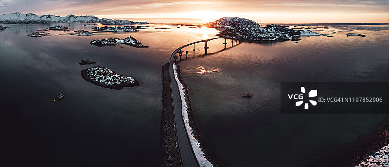 索玛若伊——挪威北部美丽的峡湾风景鸟瞰图图片素材