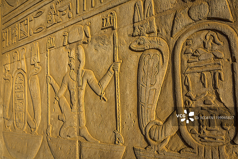 古埃及象形文字在Kom Ombo神庙的墙上，在Edfu，埃及图片素材