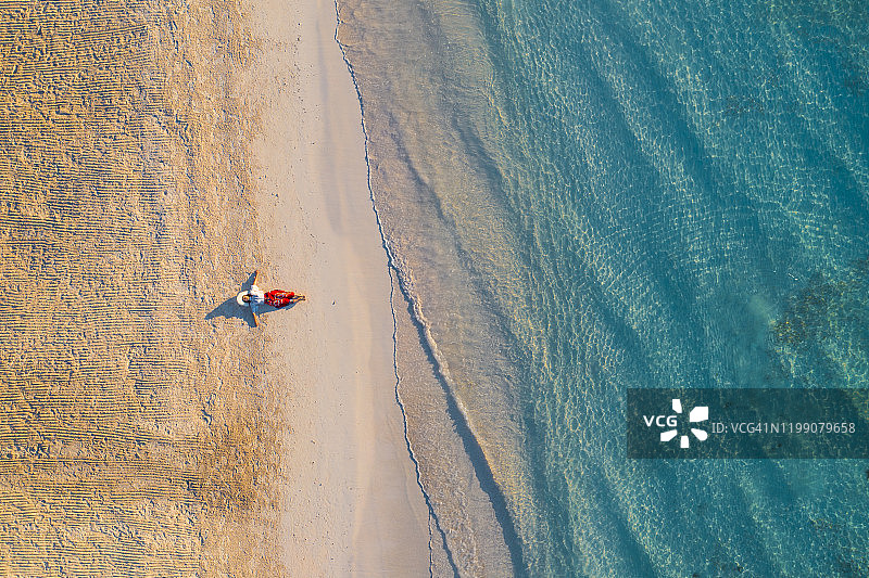 鸟瞰图的游客放松在加勒比海海滩，金塔纳罗奥，墨西哥图片素材