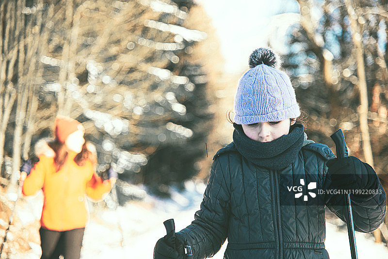 小女孩在雪地里越野滑雪图片素材