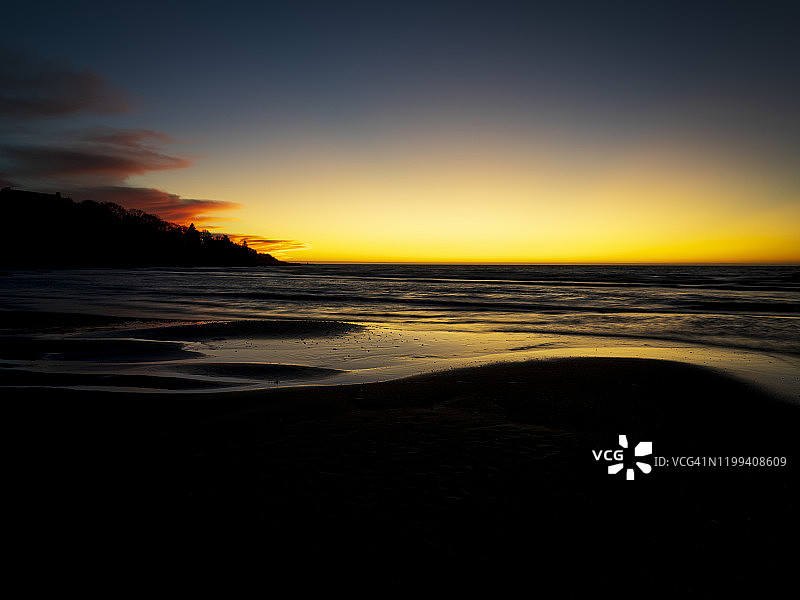 在科德角秃鹰湾弯曲的沙洲上的日落图片素材