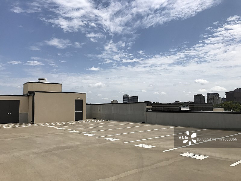 停车场的顶层，背景是达拉斯市中心图片素材