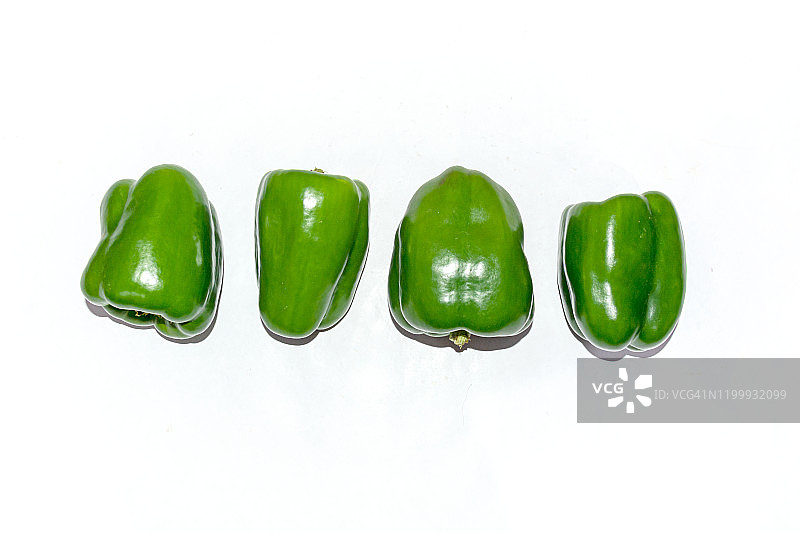 新鲜的绿色辣椒在白色孤立的背景。图片素材