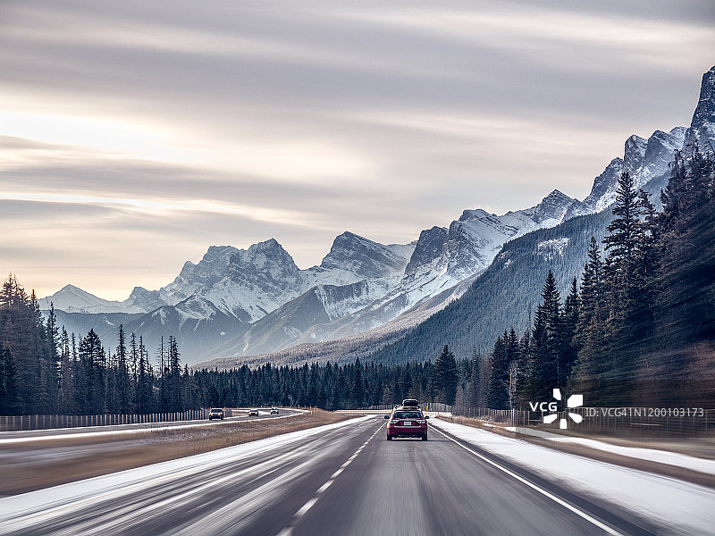 行驶在公路上的汽车，班夫，加拿大阿尔伯塔省图片素材