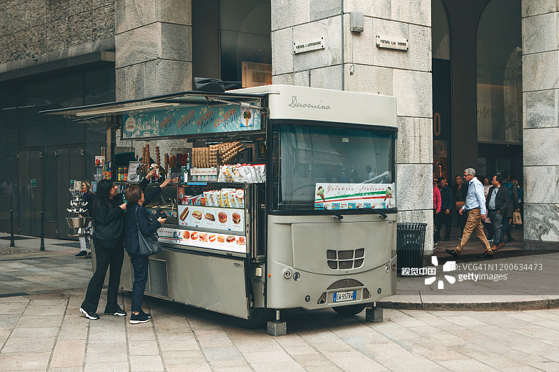 米兰街头的餐车图片素材