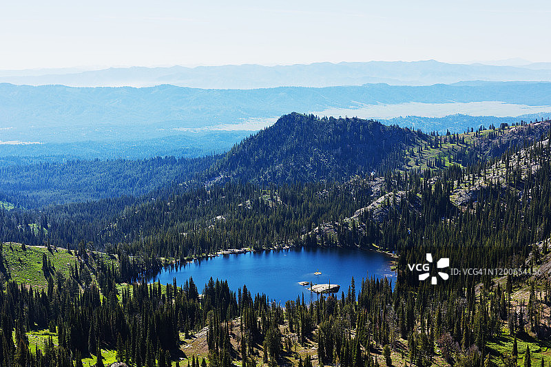 高角度的蓝色湖在西部山脉的爱达荷州，夏天的早晨图片素材