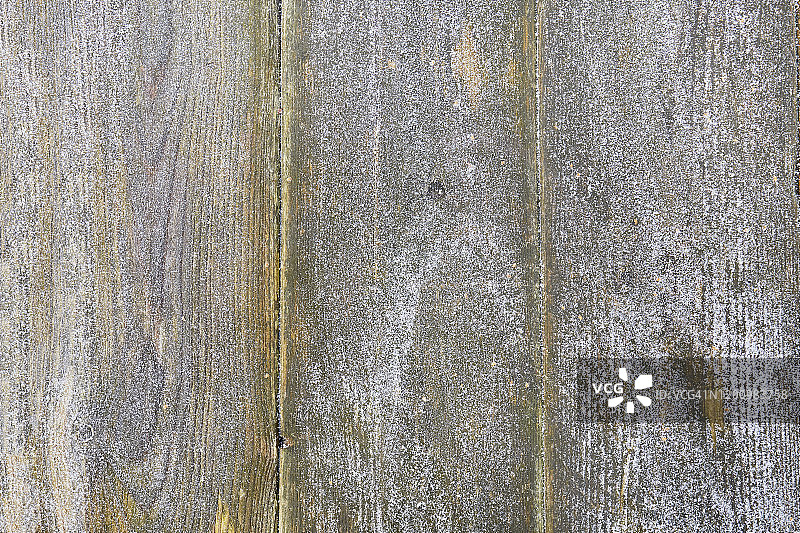 冬天，雪和霜在风化的木桌上，抽象的冰冻背景图片素材