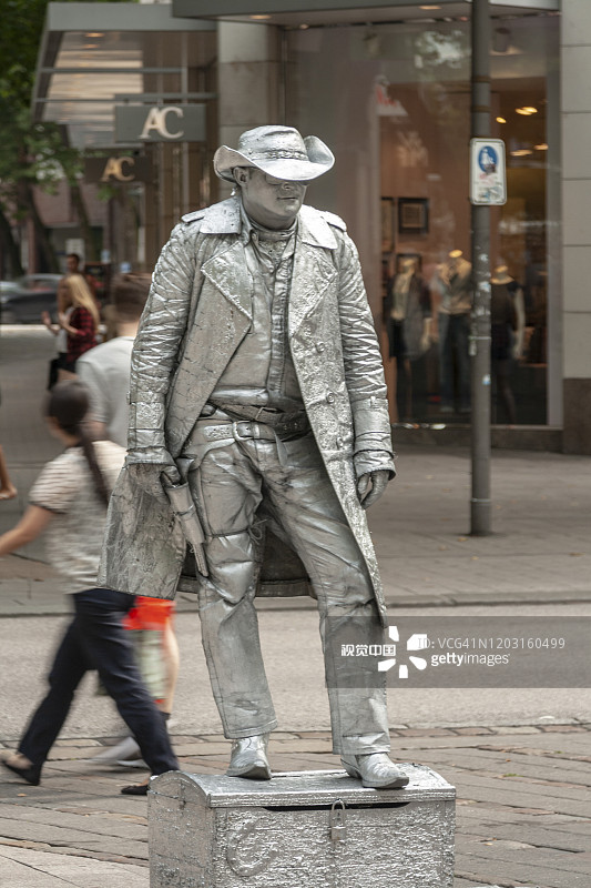 2014年7月29日，德国汉堡:牛仔活雕像街头表演者在Mönckebergstraße汉堡娱乐游客图片素材