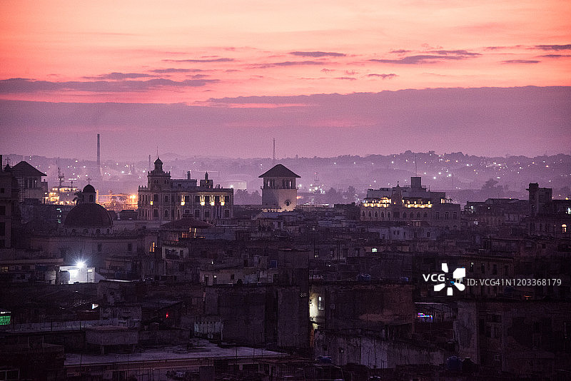 黎明时分的哈瓦那老城图片素材