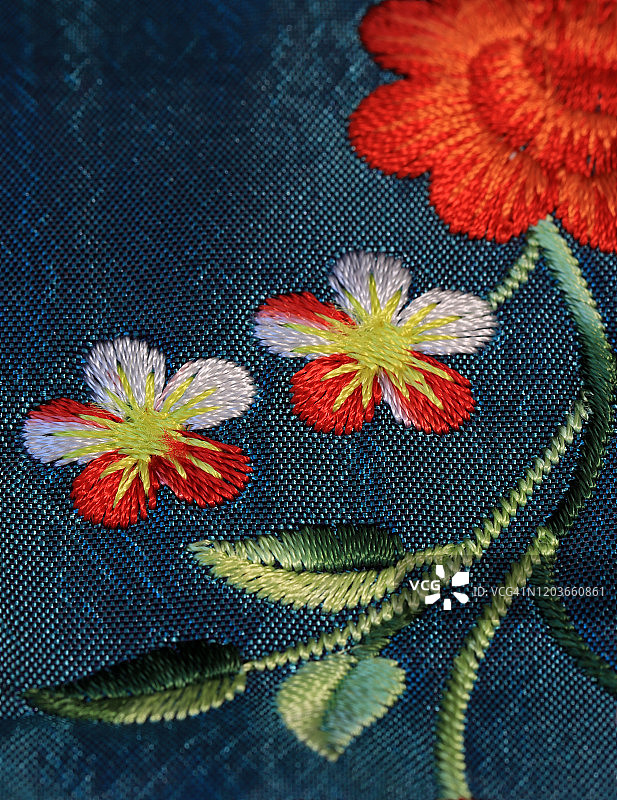 特写的多色机器绣花的花在一个钱包图片素材