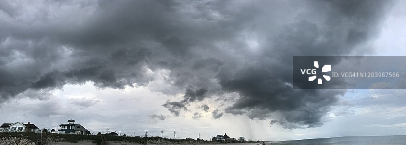 不祥的暴风雨天空延伸到海滨地产图片素材