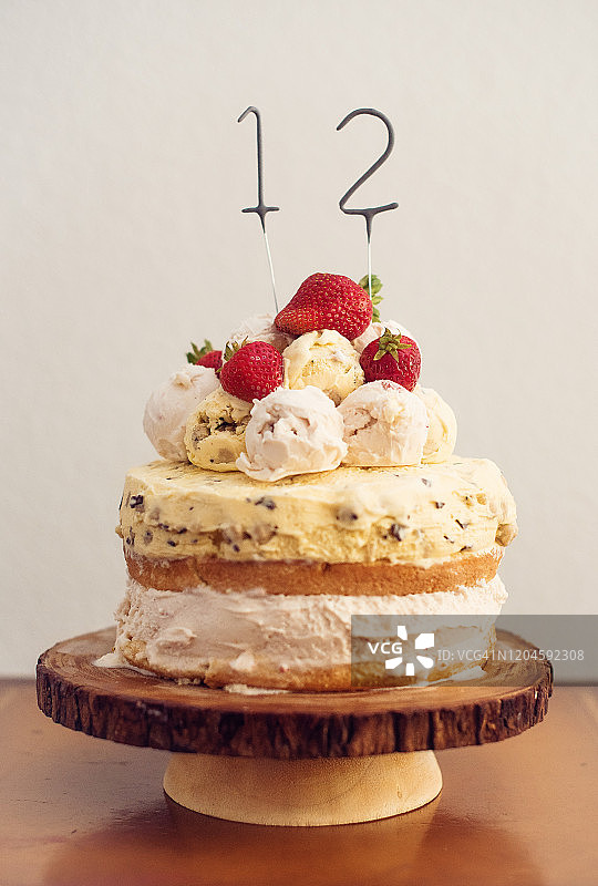 自制的冰淇淋生日蛋糕上面有数字12的生日火花图片素材
