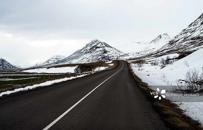冰岛北部阿库雷里附近的乡村公路图片素材