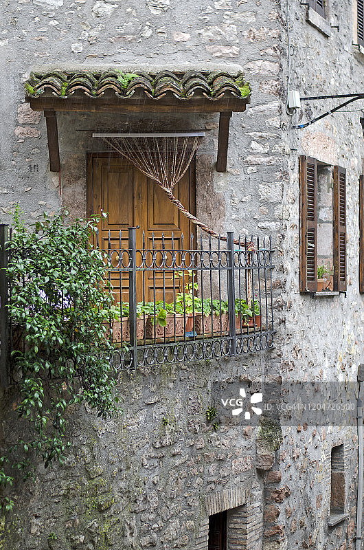 中世纪意大利小镇的乡村阳台图片素材