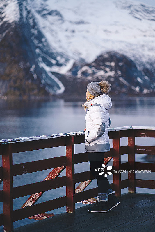 游客在挪威罗浮敦的哈姆诺瓦欣赏美景图片素材