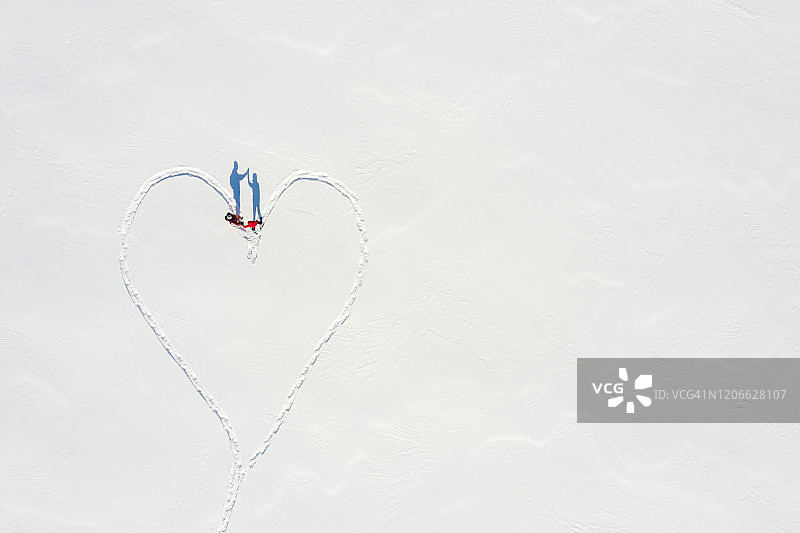 鸟瞰图一对夫妇在冬天穿雪鞋户外图片素材