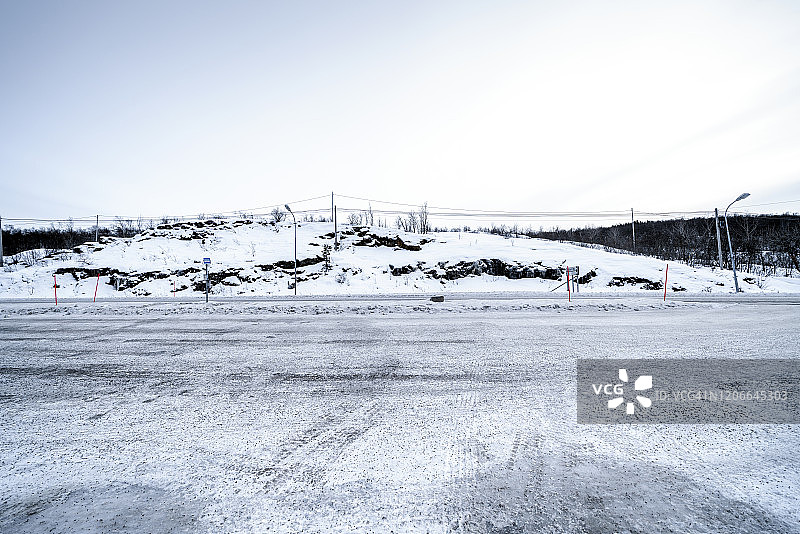 结冰的道路和积雪覆盖的山峰图片素材