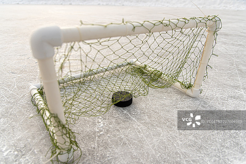 冰球在球门网中得分图片素材