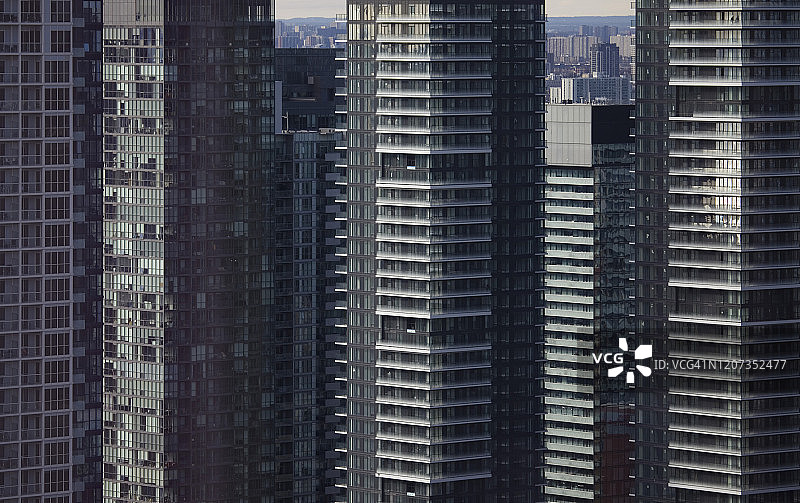 高密度城市景观中的高层住宅摩天大楼图片素材
