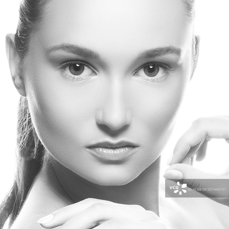 健康肌肤女性面部护肤美颜画像。黑色和白色图片素材