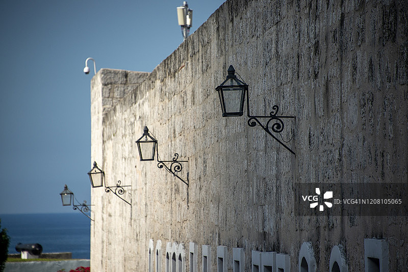 古巴哈瓦那，圣查尔斯堡，福塔莱萨·圣卡洛斯·德拉卡巴纳墙上的灯图片素材