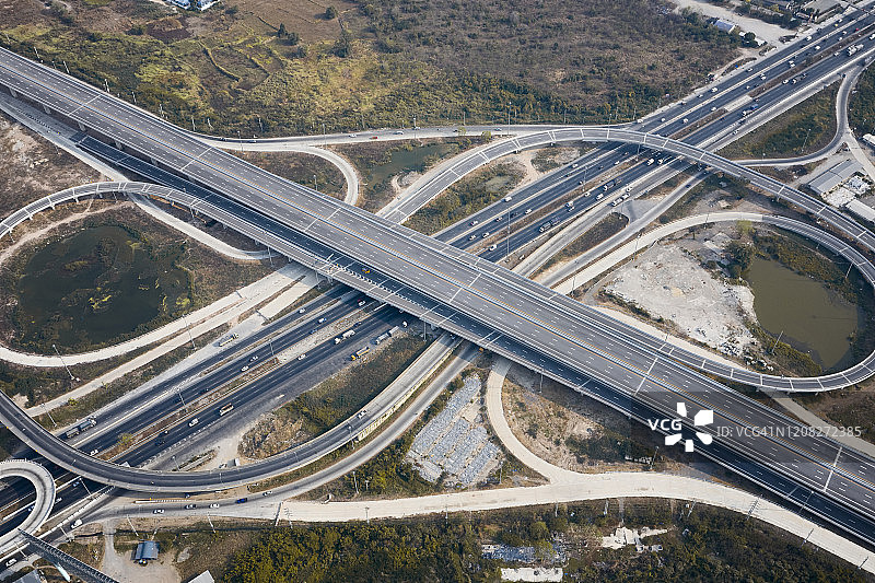 鸟瞰图高速公路路网交叉口，环岛或环形交通运输或未来概念。图片素材