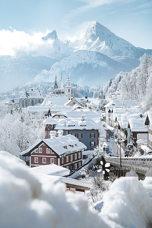 德国，巴伐利亚，贝希特斯加登，镇和瓦茨曼在深厚的雪图片素材
